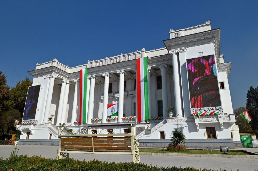 ФОТО: Таджикский Государственный Академический театр оперы и балета им. С. Айни