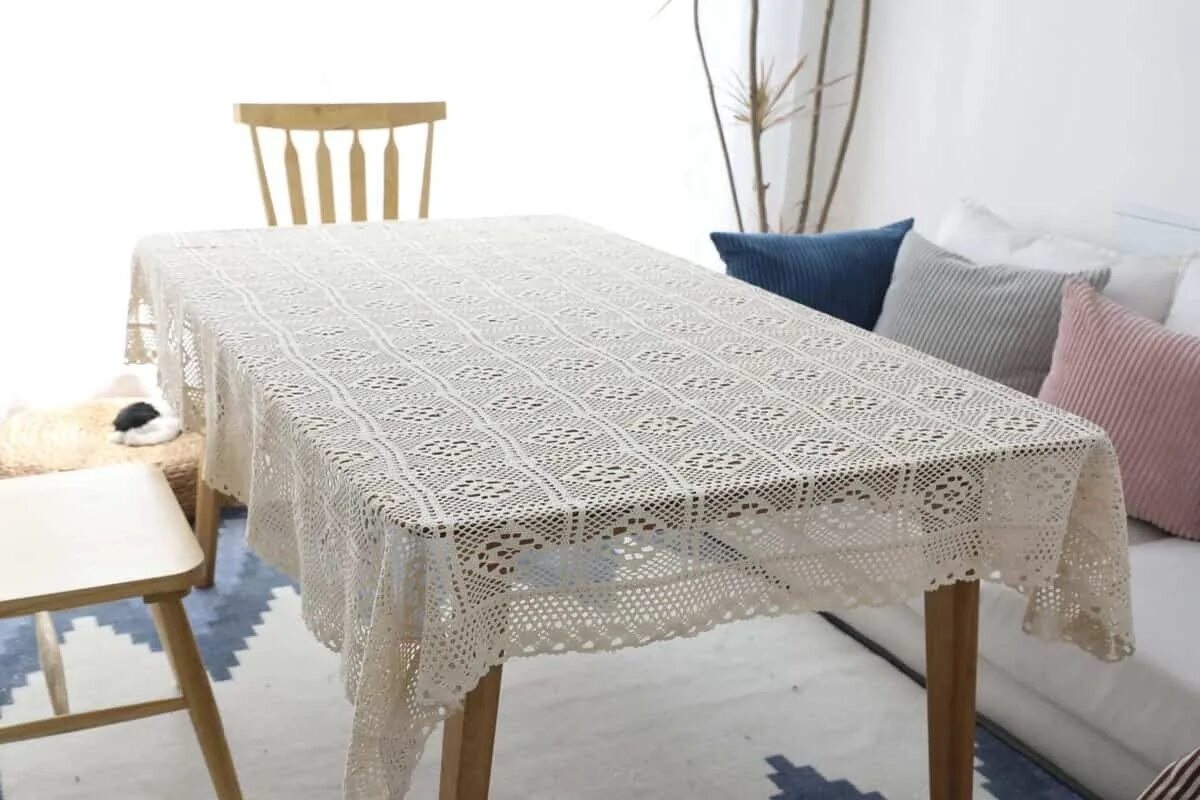 Фото с сайта: https://aradbranding.com/ar/crochet-tablecloth-white-blue-hand-woven-silk-polyester/