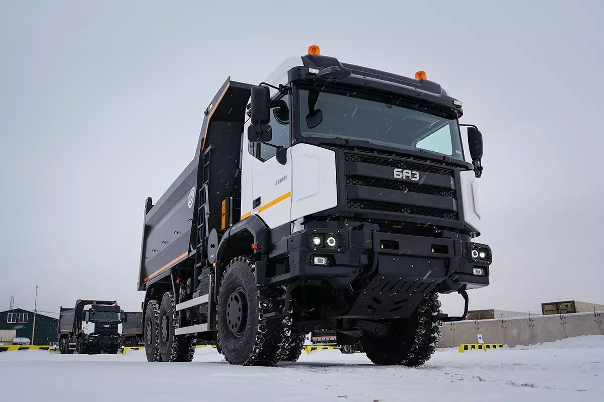 На фото: новые трёхосные полноприводные серийные самосвалы с колёсной формулой 6×6 БАЗ S32A50 в дилерском центре в Самарской области, февраль 2026 года. Источник фото: БАЗ.