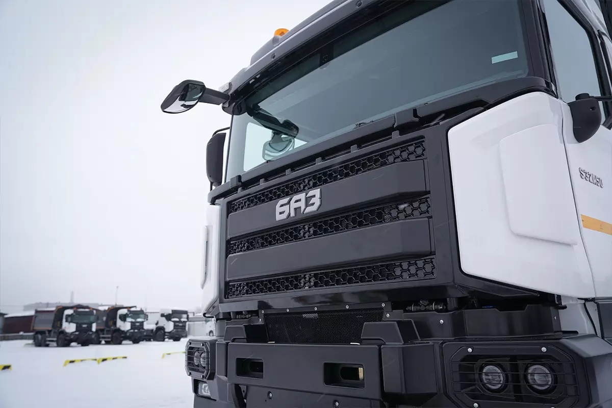 На фото: новые трёхосные полноприводные серийные самосвалы с колёсной формулой 6×6 БАЗ S32A50 в дилерском центре в Самарской области, февраль 2026 года. Источник фото: БАЗ.