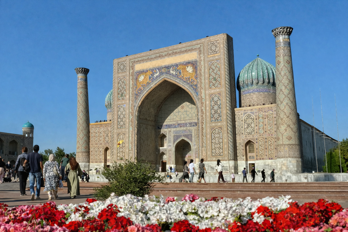  Регистан, Самарканд, Узбекистан — майское утро без толп