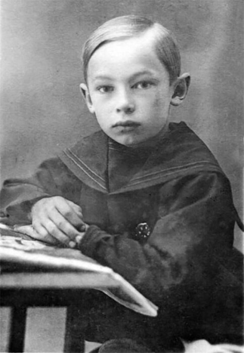 Александр Зацепин родился в 1926 году.