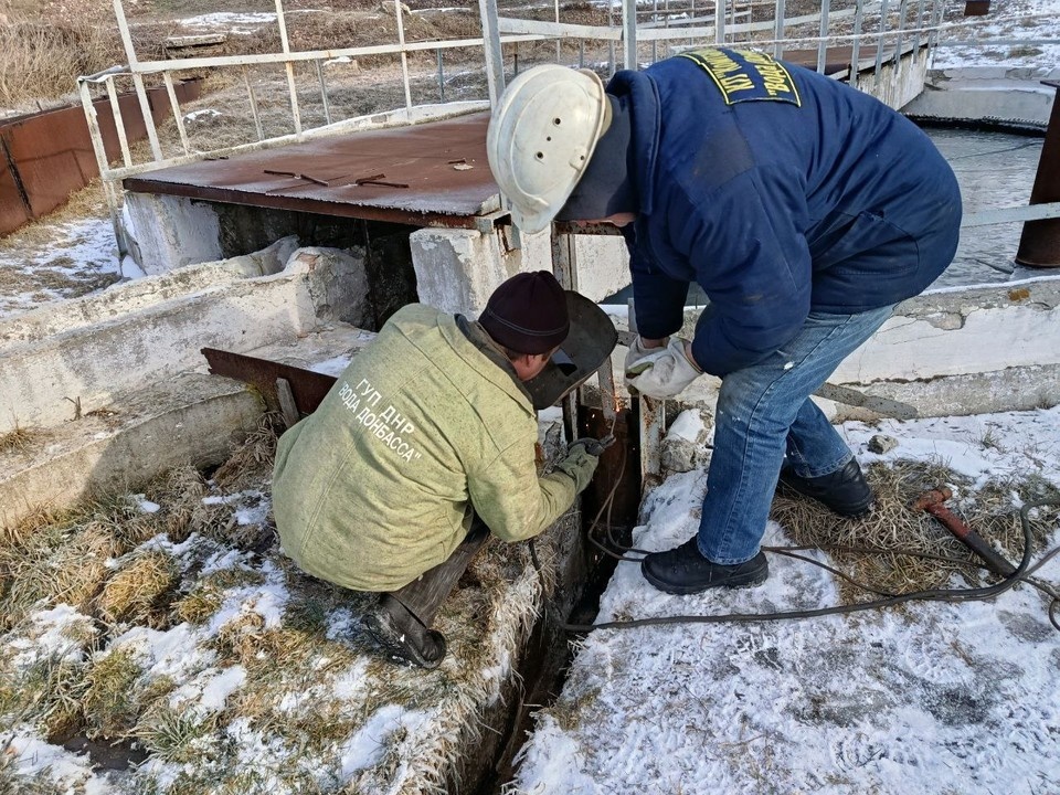    В ДНР работники сферы ЖКХ ежедневно совершают подвиги, в сложных условиях обеспечивая жителей водой, теплом, светом и газом. Фото: Минстрой ДНР