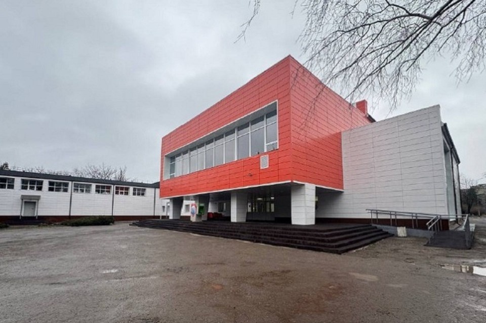    Фасад здания и кровля уже полностью отремонтированы. Фото: ТГ/Чертков