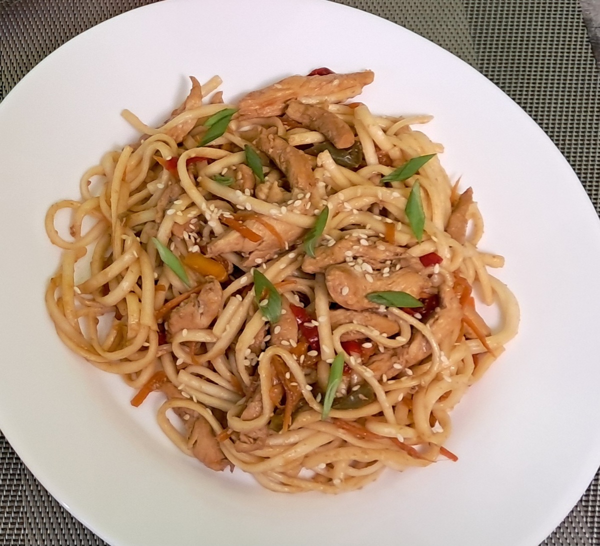 Лапша удон с курицей и овощами