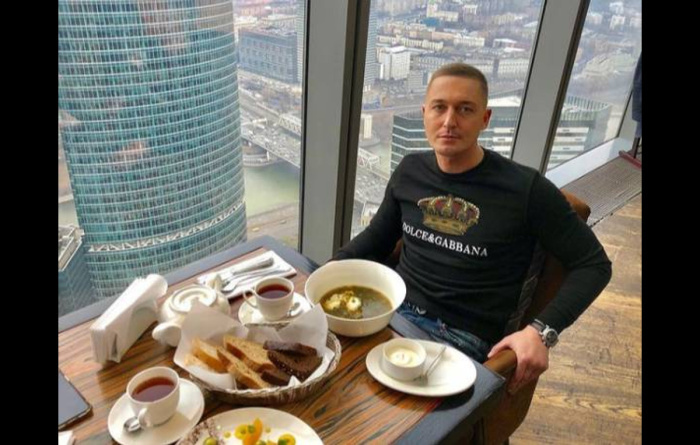    Дмитрий Сафронов, сын художника, в период финансовых трудностей.