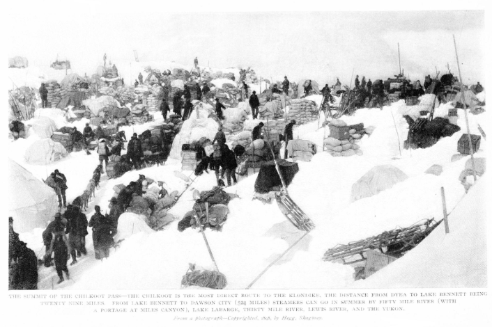 Старатели на перевале Чилкут во время Клондайкской золотой лихорадки, конец XIX века. Тысячи людей преодолевали этот путь через снег и горы в надежде найти золото и разбогатеть.