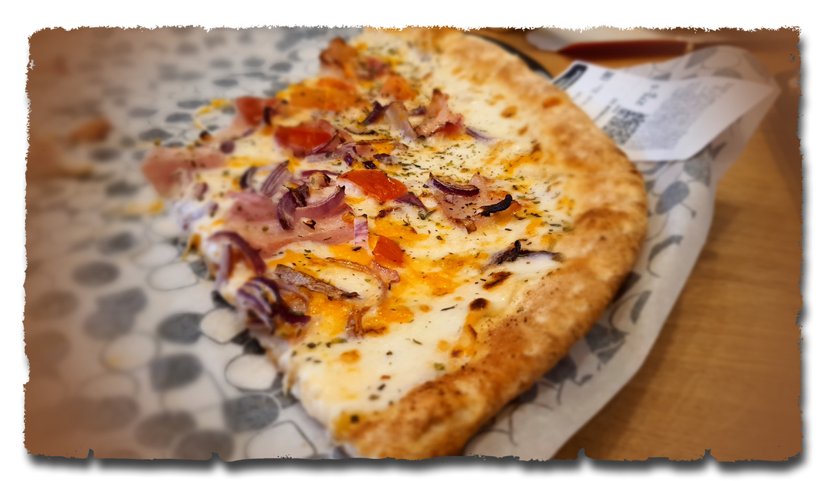 Очень сложно не взять последний кусочек с подноса.