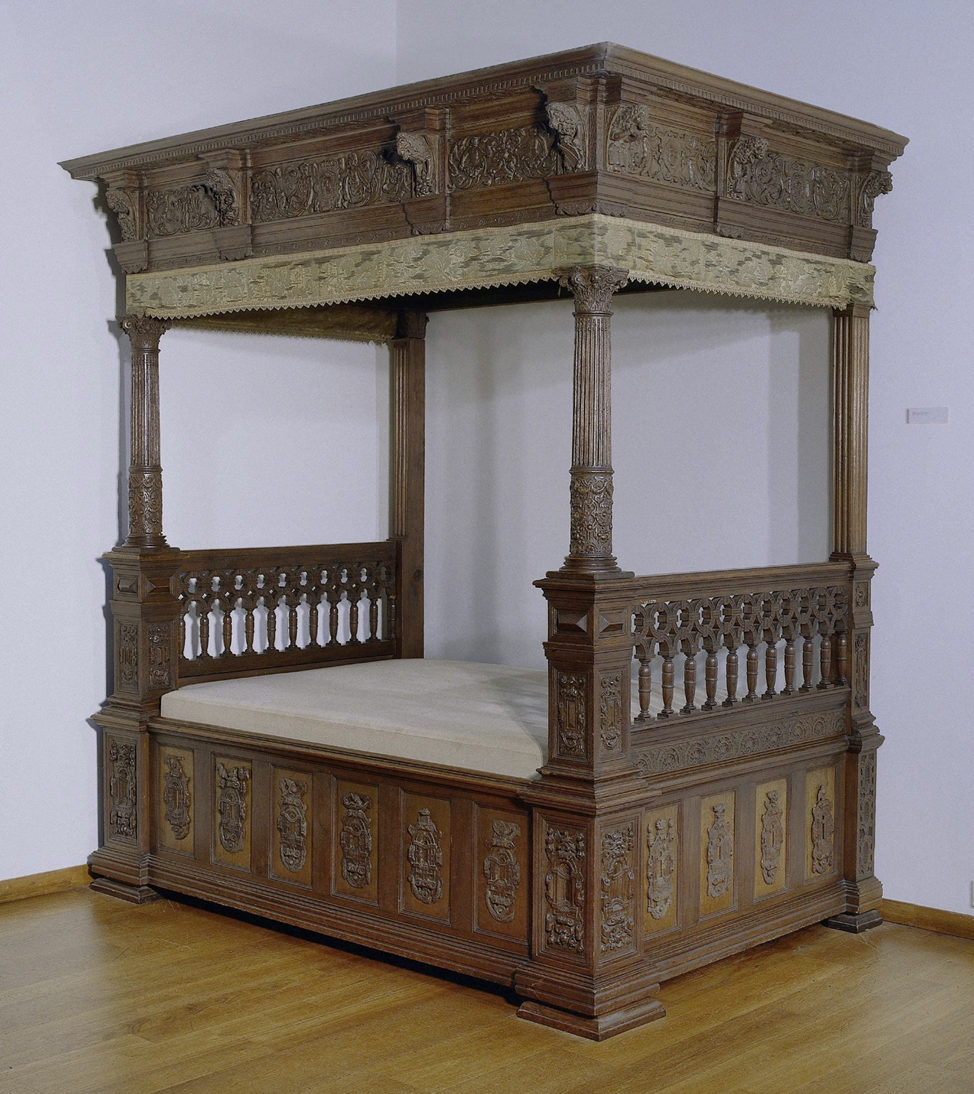 Кровать из дуба, с угловыми стойками и украшениями на фризе и панелях. Нидерланды, ок. 1600