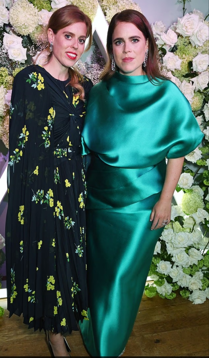 После того, как Эндрю потерял свою репутацию, внимание общественности переключилось на его дочерей, 37-летнюю Беатрис и 35-летнюю Евгению.