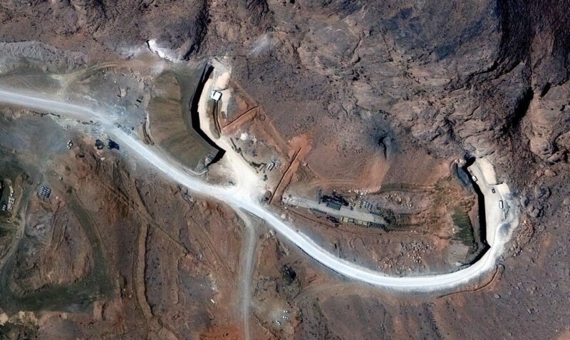    Обозначение секретных тоннелей в горных массивах Ирана на спутниковом снимке.