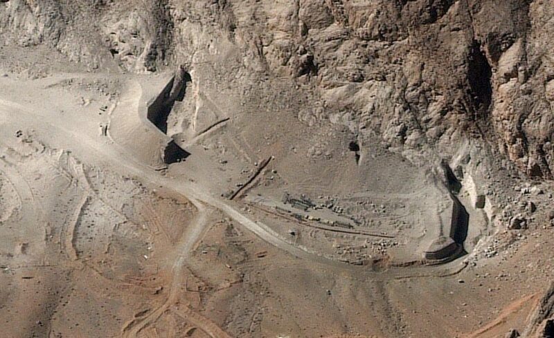    Подъездные пути к подземным сооружениям после недавней атаки.