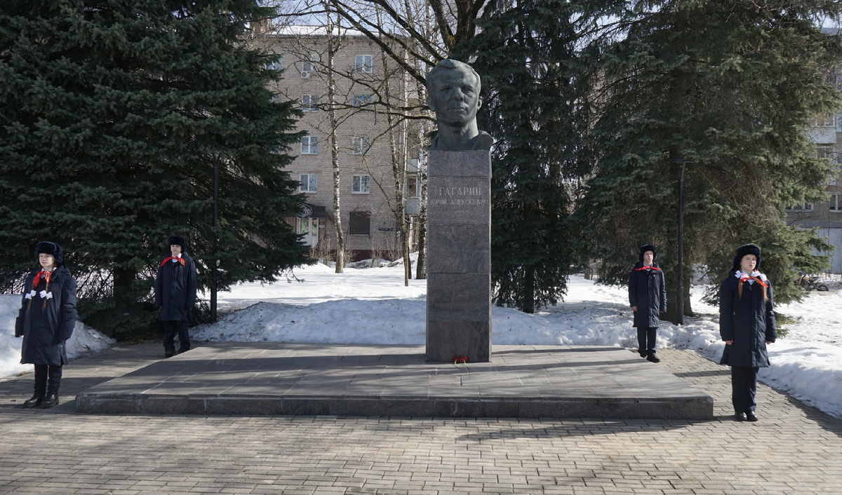 Почётный караул у бюста-памятника Ю.А, Гагарина в марте 2026 года, фото автора