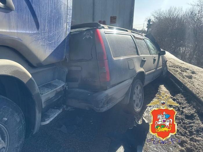На Каширском шоссе в Подмосковье грузовик протаранил семь машин. Обложка © Telegram / Подмосковная полиция 