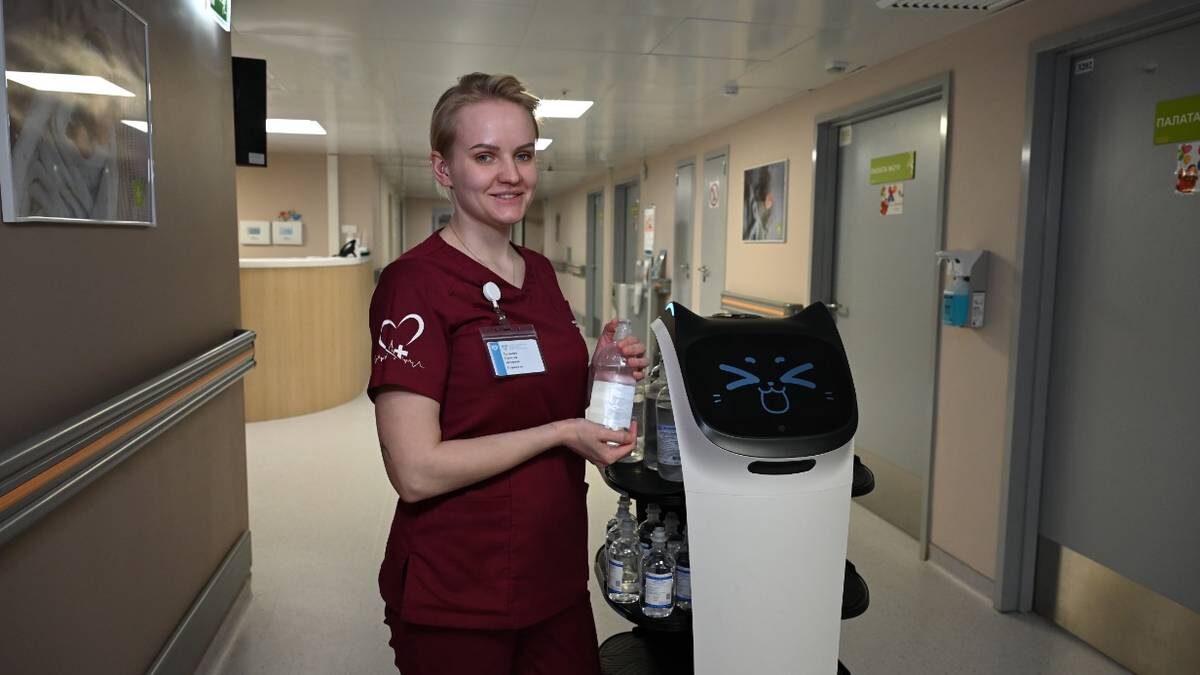    Старшая сестра отделения реанимации и интенсивной терапии новорожденных ГКБ № 67 Наталья Талькова нагружает робокошку бутылочками с физраствором — роботы помогают медикам выполнять рутинные задачи / Фото: Анатолий Цымбалюк / Вечерняя Москва