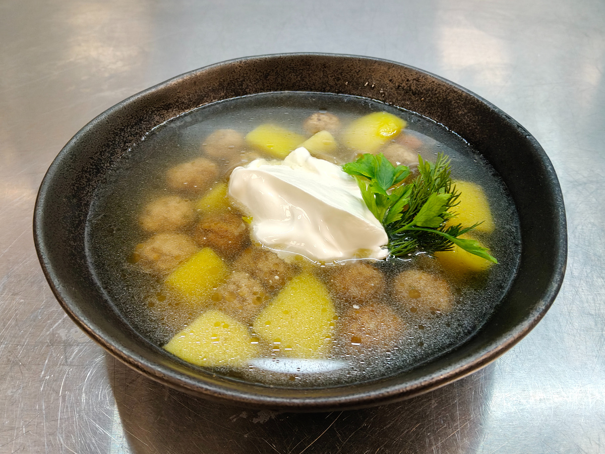 Вариант подачи супа с фрикадельками