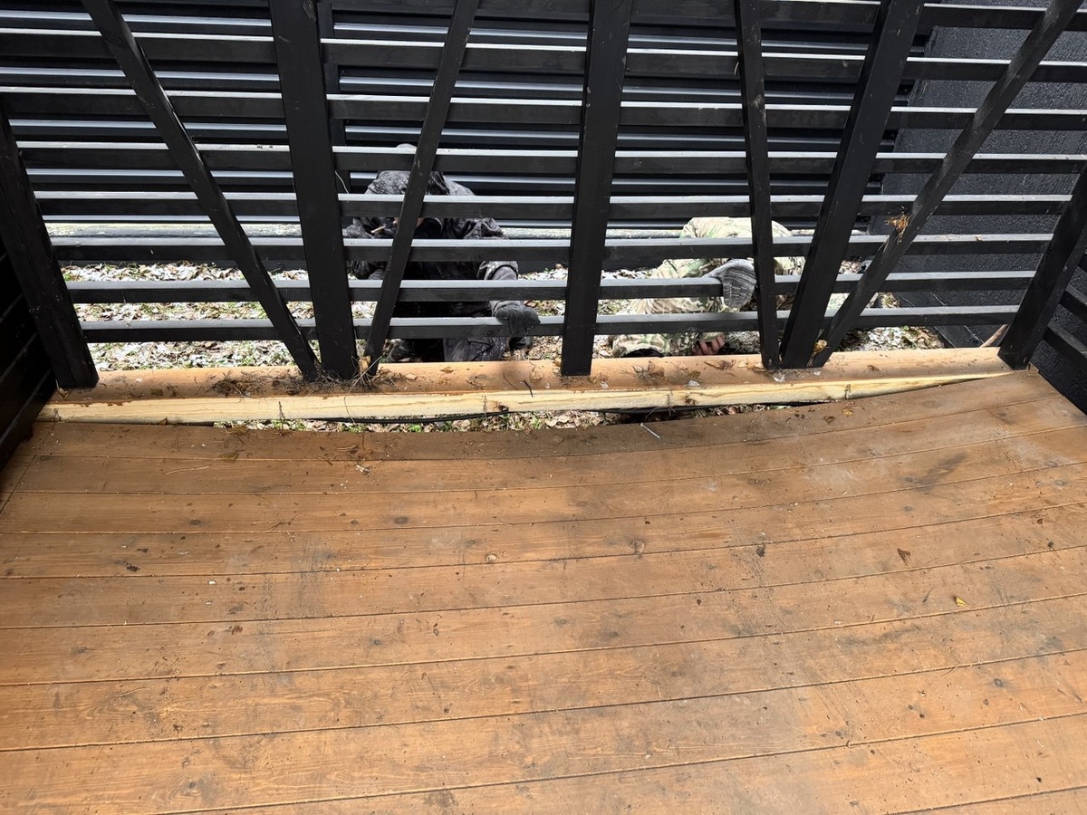 Балки перекрытия сорвало от большой нагрузки и, пол провалился.