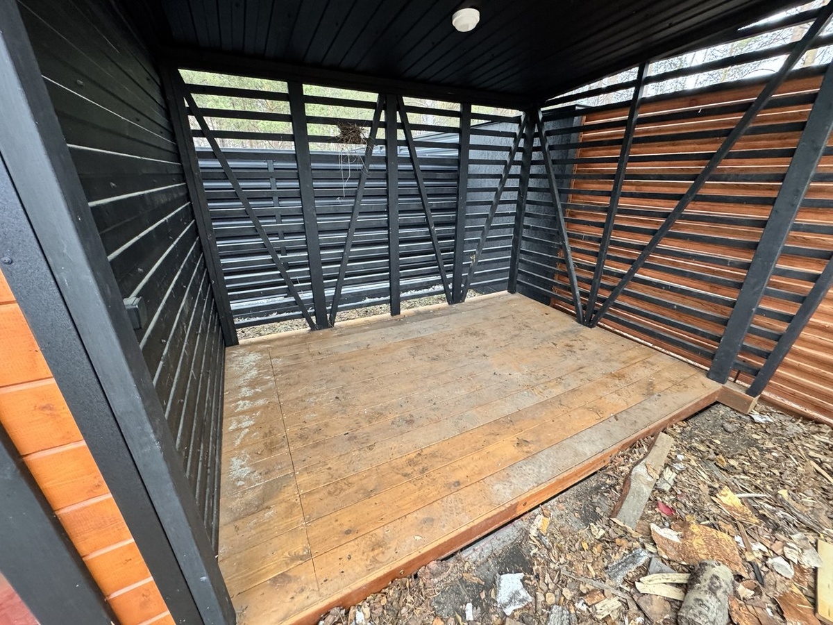 Восстановленный пол дровника после усиления и ремонта.