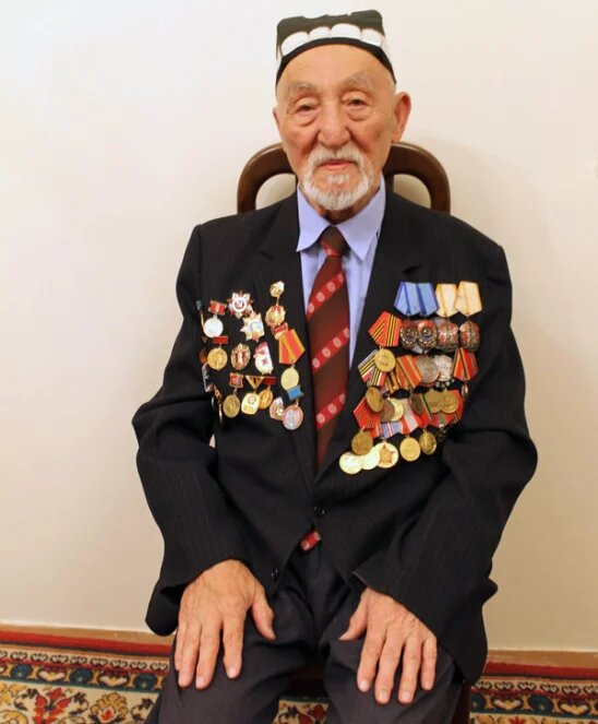    День Победы Мадамин Хасанов встретил в Кёнигсберге, где состоялись большие торжества, в которых приняли участие около 400 офицеров. За заслуги и авторитет первое слово на собрании дали ему.