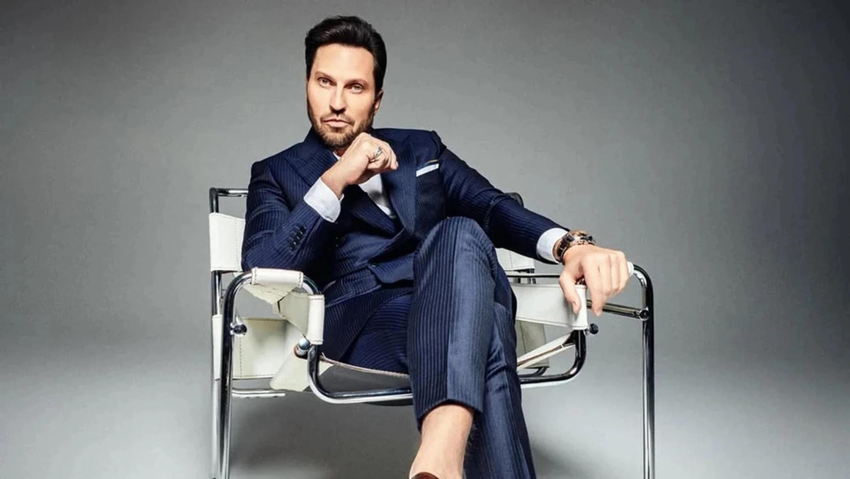 Александр Владимирович Ревва (также известен под сценическим именем Артур Пирожков) — украинский и российский актёр, комик, шоумен, телеведущий и певец.