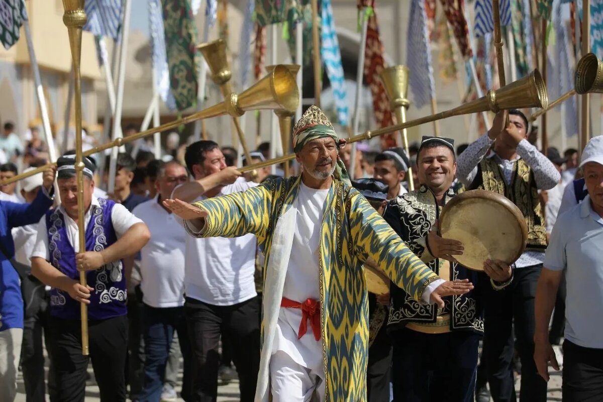    Праздничное шествие фестиваля сопровождают артисты в ростовых куклах, музыканты, танцоры, акробаты и силачи.