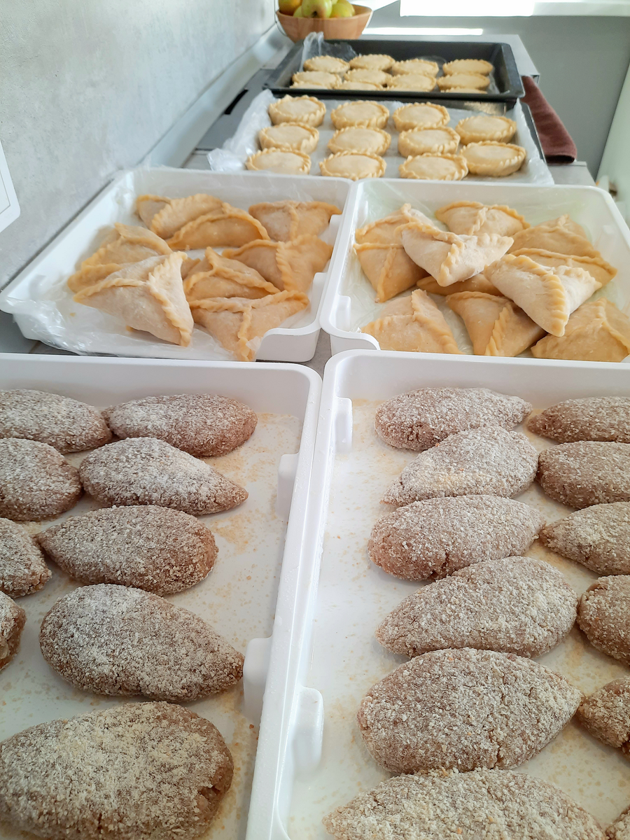 Курники, треугольники и котлеты классические.