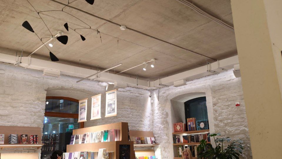 Была на презентации книги "у сборщика бутылок нет выходных", саму книгу не читала, но было интересно поучаствовать в знакомстве с автором