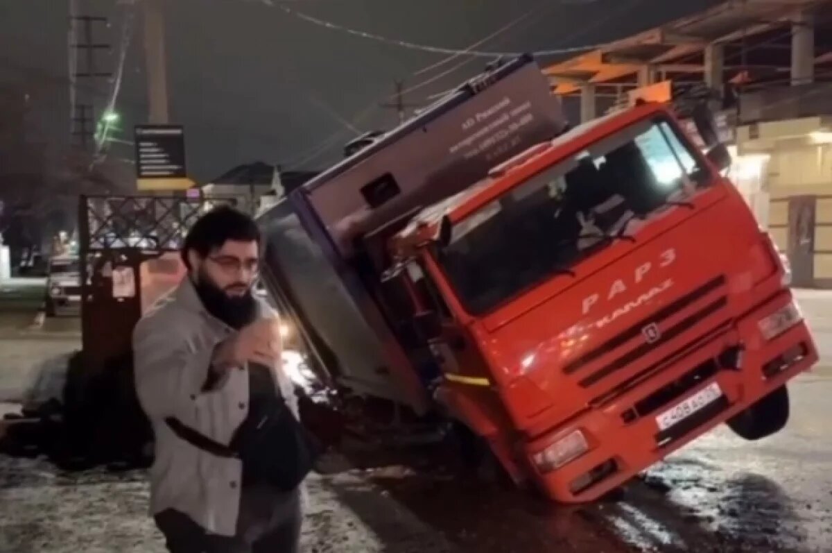    В Махачкале многотонный КамАЗ рухнул в оставленную коммунальщиками яму