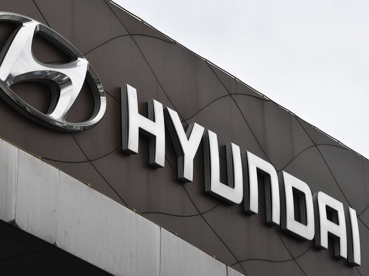    Логотип южнокорейской автомобилестроительной компании Hyundai в автосалоне в Москве© РИА Новости . Михаил Воскресенский