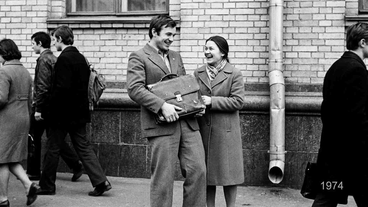 Те самые брюки и та самая труба. Раньше для знаний (и здоровья) приходилось проявлять акробатическую гибкость!