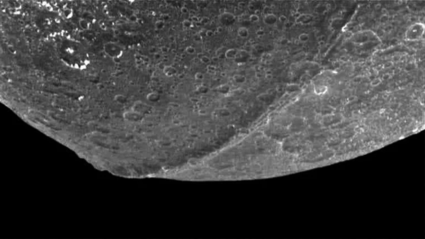 Спутник Сатурна Япет. Экваториальный хребет высотой с Эверест опоясывает планету с геометрической точностью, которую геологи до сих пор не могут внятно объяснить. Официальная версия — «рухнувшее кольцо», но сам термин «стена» выдает растерянность исследователей. Один из трех артефактов, которые ставят науку в тупик 