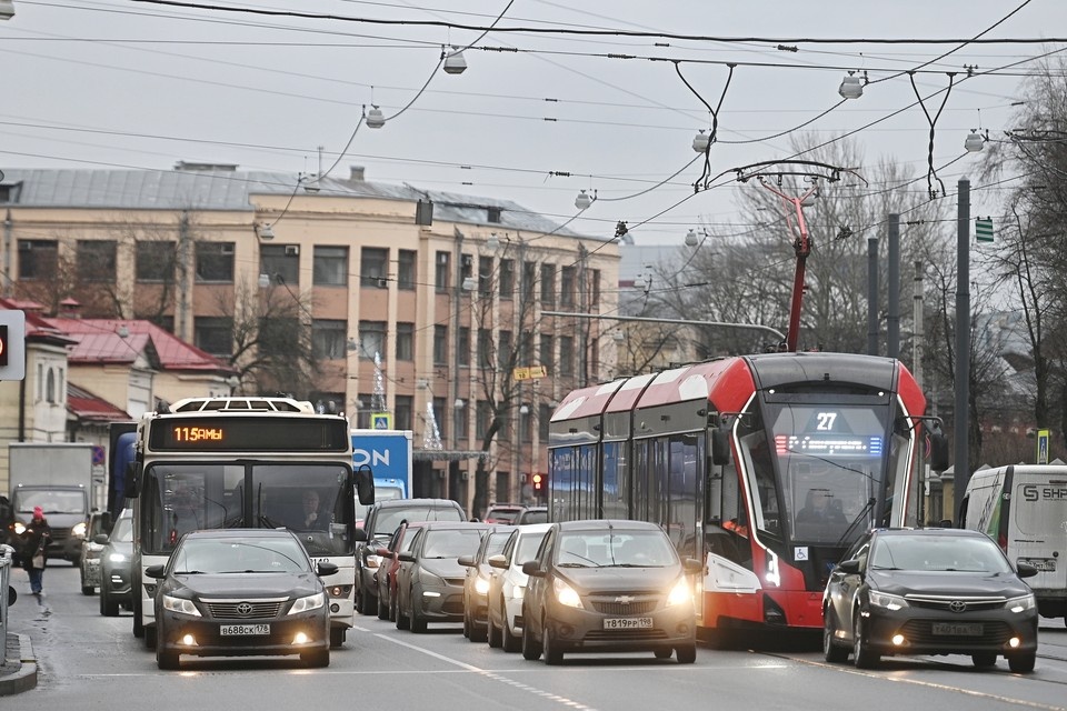    Движение парализовало из-за ДТП. Алексей БУЛАТОВ