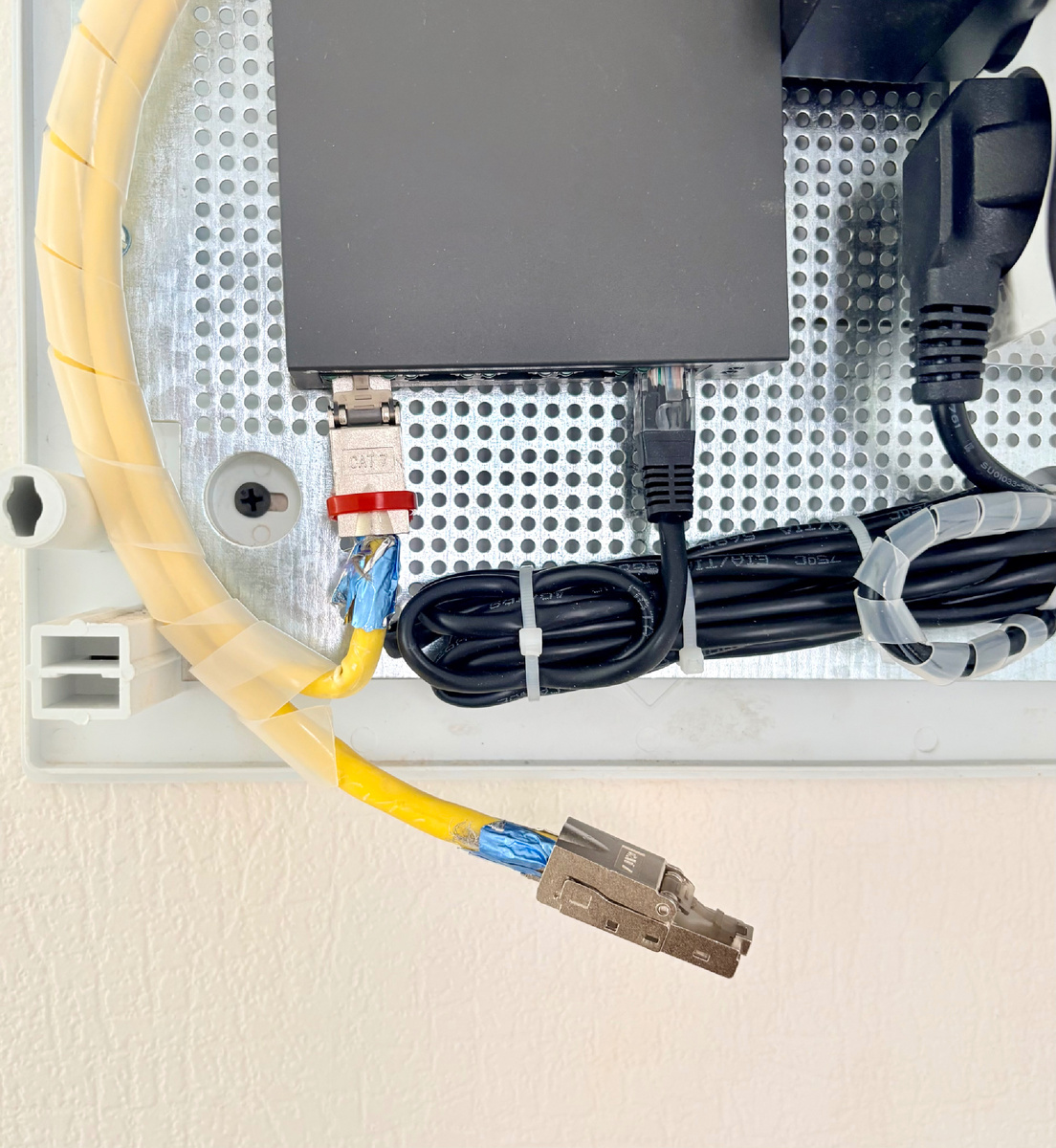 Слаботочный щит. Коннекторы для кабеля 7-й категории. Фото автора.