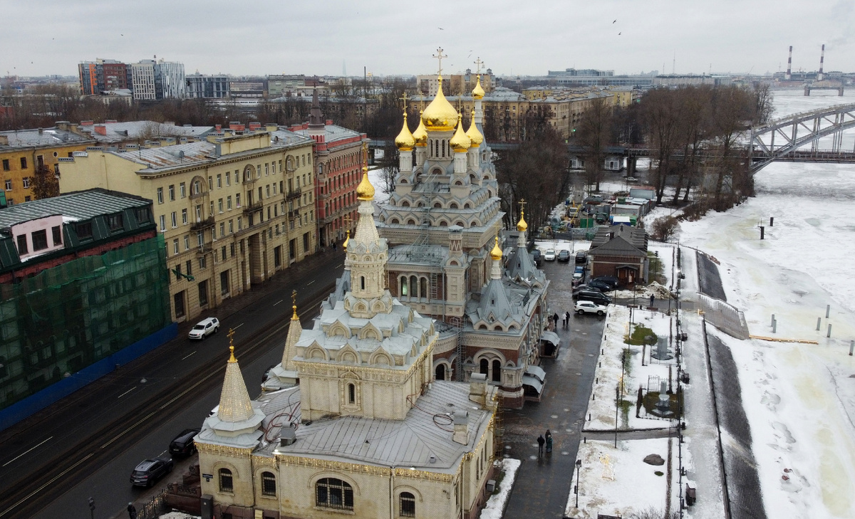Часовня и церковь. Справа виден Финляндский железнодорожный мост