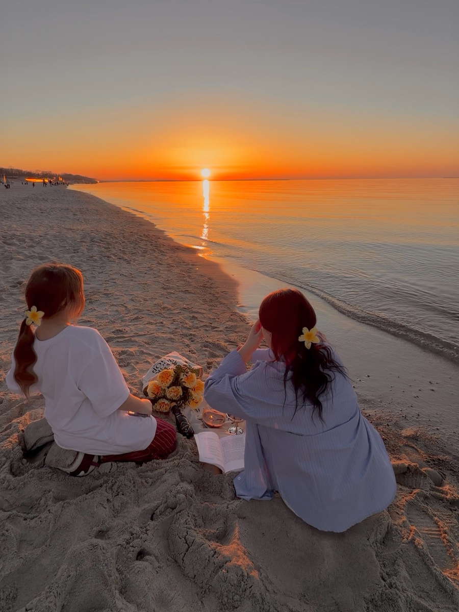 На Балтике март — это когда утром надеваешь пуховик, а вечером ищешь плед для пикника. Не находишь, хватаешь сумки и бегом на пляж!
