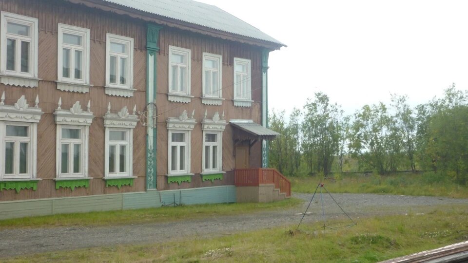 За старым зданием школы виднеется теплотрасса. Именно здесь нашли тело мальчика