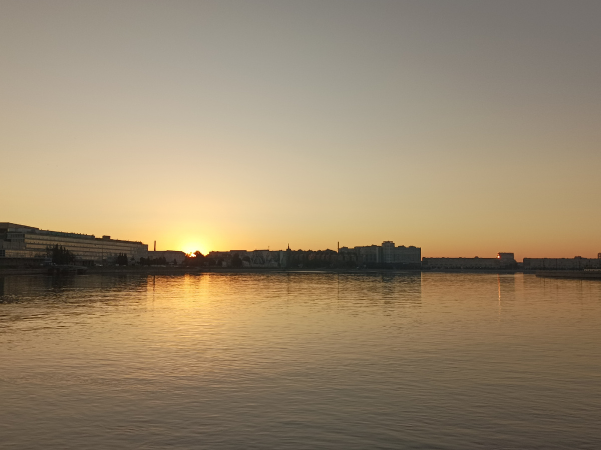 Восход солнца на набережной Невы по пути на Балтийский вокзал