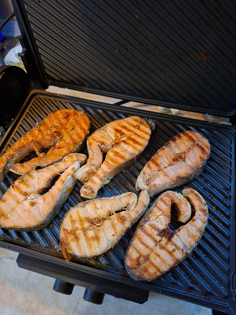 Пыталась отдать. Взял одну штучку. Для кого готовила 😪 (ладно, я уважаю его выбор).