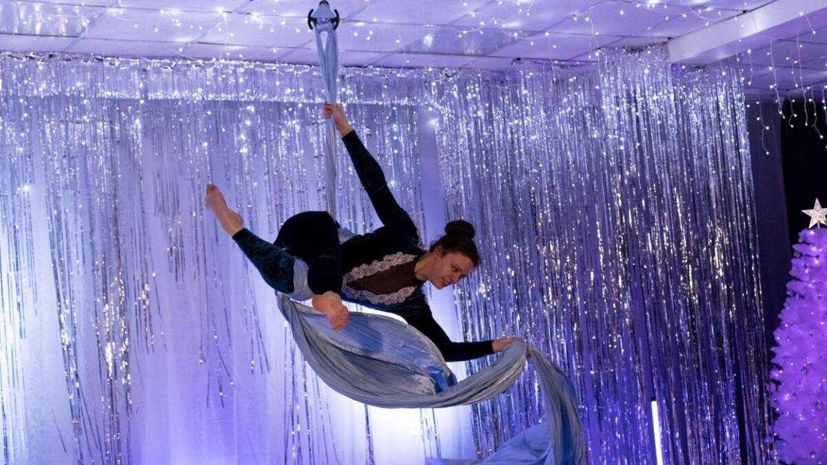    Ирина Щербакова выступает перед ученицами на праздничном мероприятии в школе танцев «Синди» / Фото: Личный архив