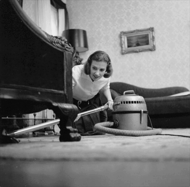 Молодым подключить пылесос – раз плюнуть, а вот как быть старой бабушке?