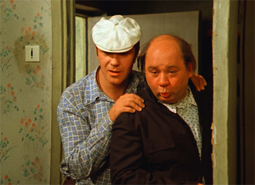 В советских фильмах всё стандартно – выключатель на уровне глаз...