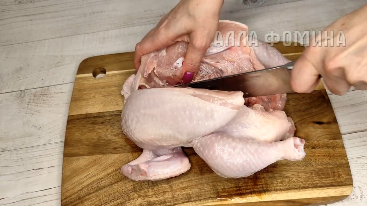 Курица жареная целиком на сковороде. Фото автора.