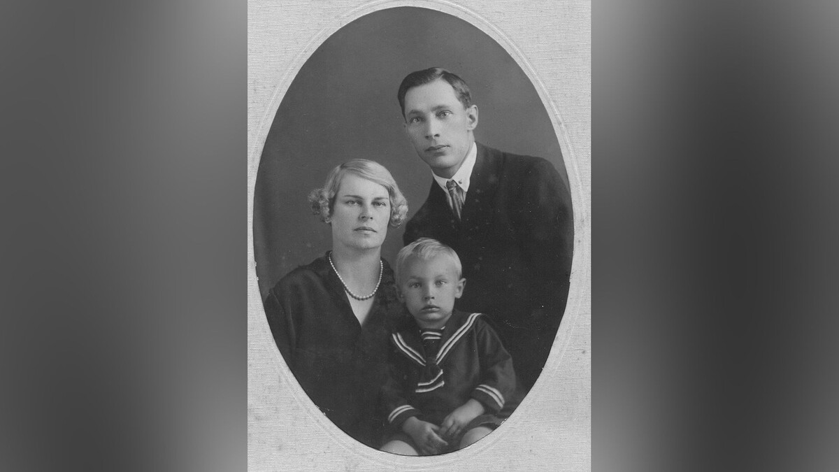 маленький Саша с родителями