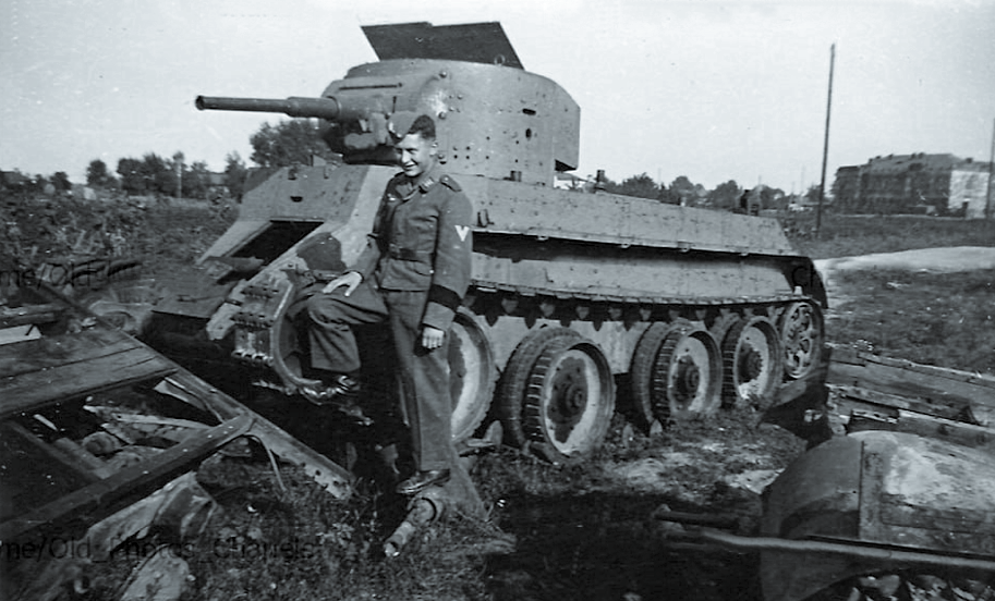 Подбитый под Мценском БТ-7.