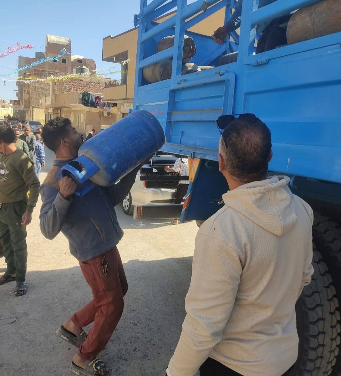 Египет встречает волну подорожаний: доллар растёт, топливо дорожает, проезд повышается.