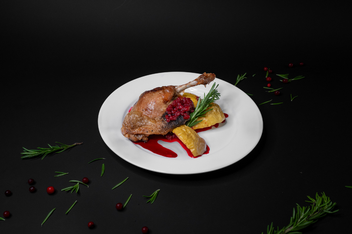 Утиная ножка Конфи с печеным яблоком и брусничным соусом