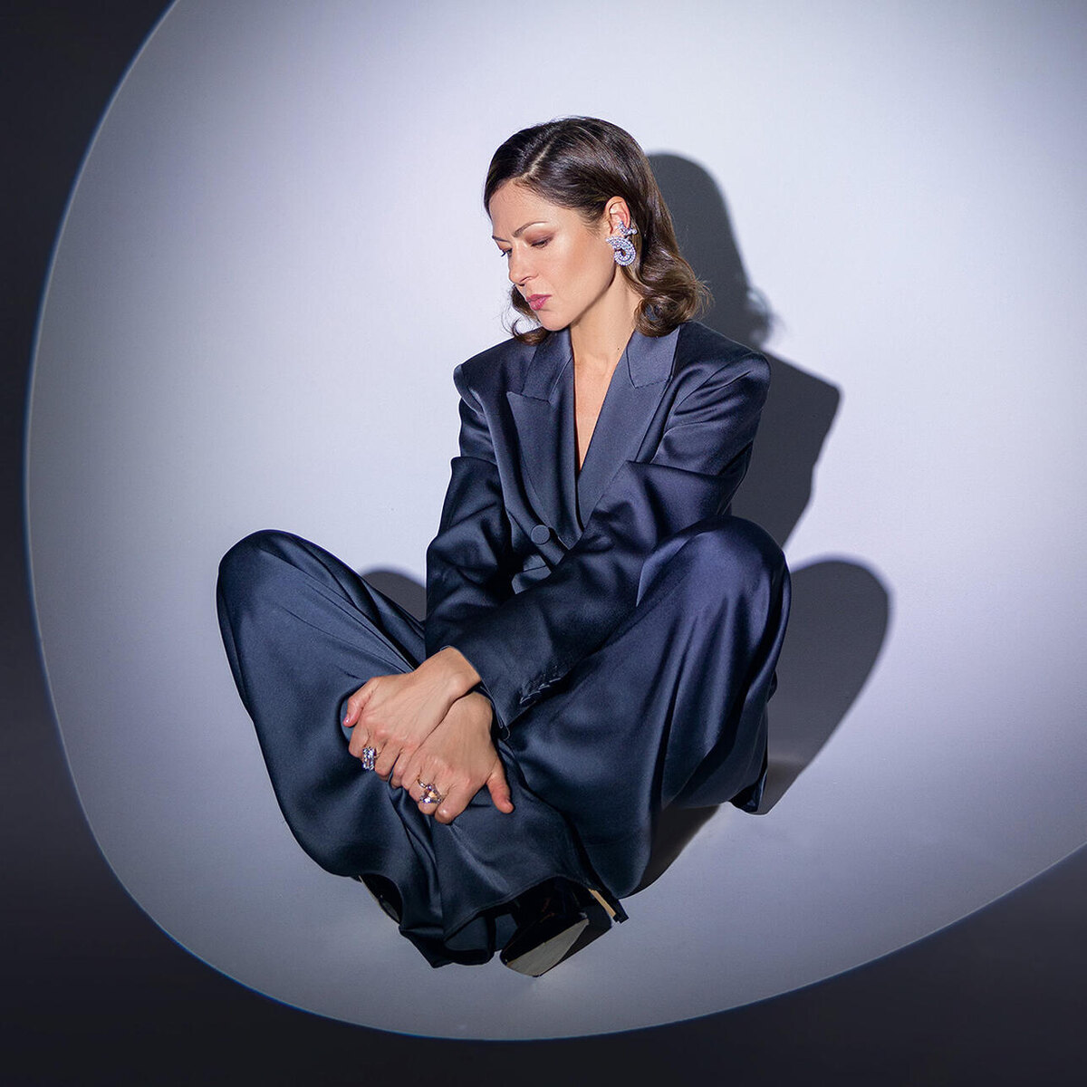    Стиль: Кристина Мотовица-Фаламеева. Визаж: Галина Пантелеева. Прическа: Эльвира Васюшкина. Продюсеры: Татьяна Жихарева, Екатерина Шутылева. На Елене: костюм Sportmax (Bosco di Ciliegi), ботильоны Tendance (Rendez-Vous), серьги и кольца Swarovski (AllTime) Филипп Гончаров