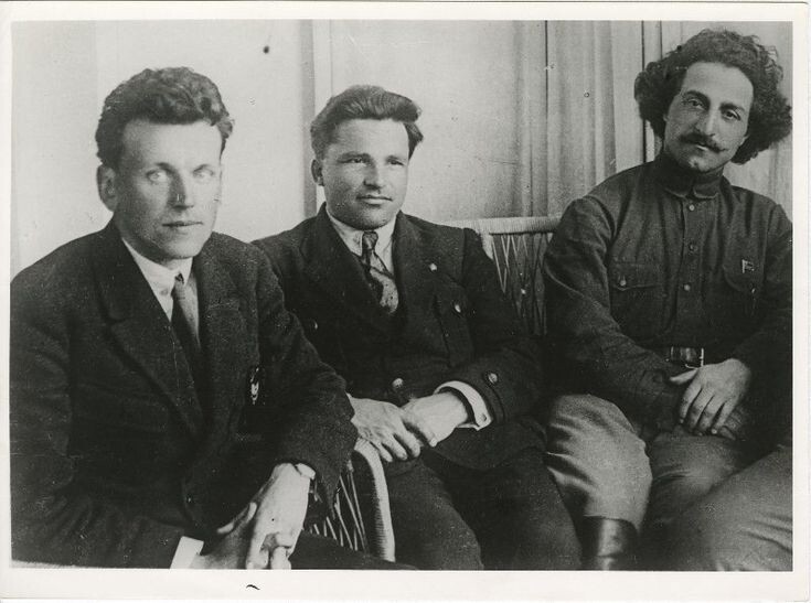 Слева  направо Фёдор Раскольников, Сергей Киров, Серго Орджоникидзе.  Баку. Весна  1920. Возможно, обсуждают Иран.