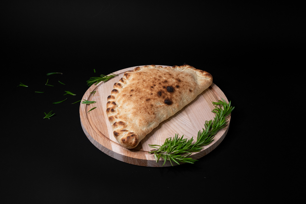 Кальцоне с курицей и овощами