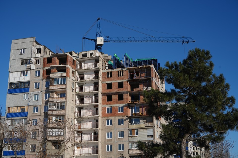    Восстанавливаемая многоэтажка на окраине Орджоникидзевского района в Мариуполе Александр ИВАНОВ